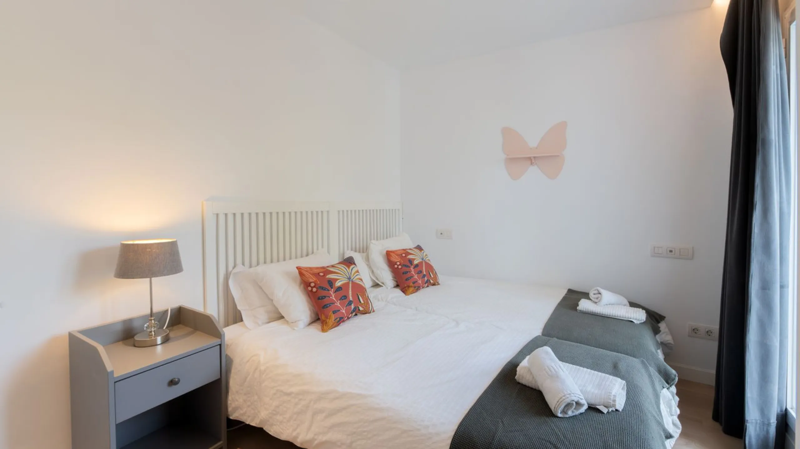 Discover this modern and bright house in excellent condition, practically new, designed to maximize comfort and natural light. Its large windows fill every room with brightness, while the terraces and the heated private pool offer the perfect place to rel