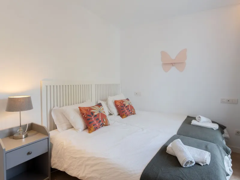 Discover this modern and bright house in excellent condition, practically new, designed to maximize comfort and natural light. Its large windows fill every room with brightness, while the terraces and the heated private pool offer the perfect place to rel