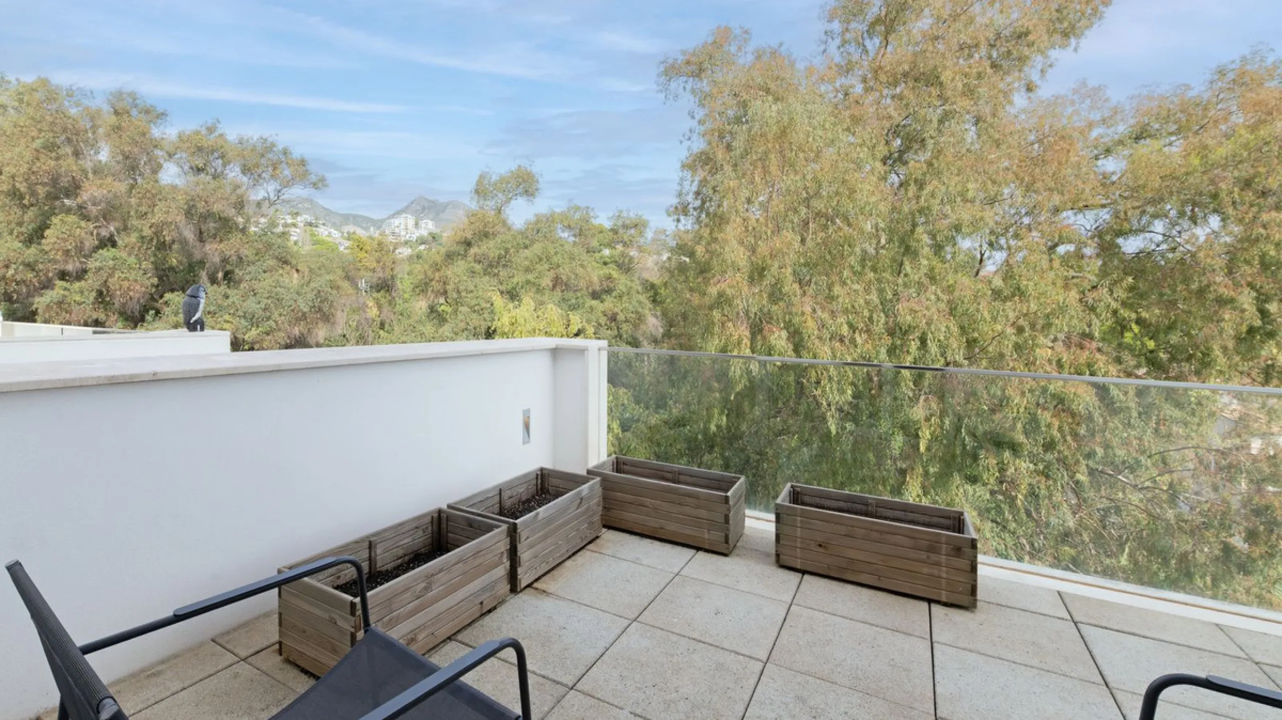 Discover this modern and bright house in excellent condition, practically new, designed to maximize comfort and natural light. Its large windows fill every room with brightness, while the terraces and the heated private pool offer the perfect place to rel