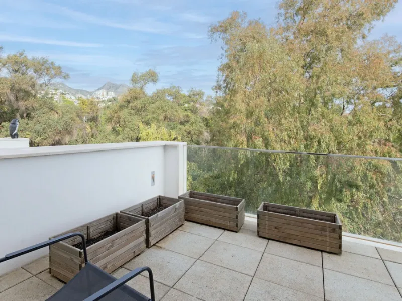 Discover this modern and bright house in excellent condition, practically new, designed to maximize comfort and natural light. Its large windows fill every room with brightness, while the terraces and the heated private pool offer the perfect place to rel