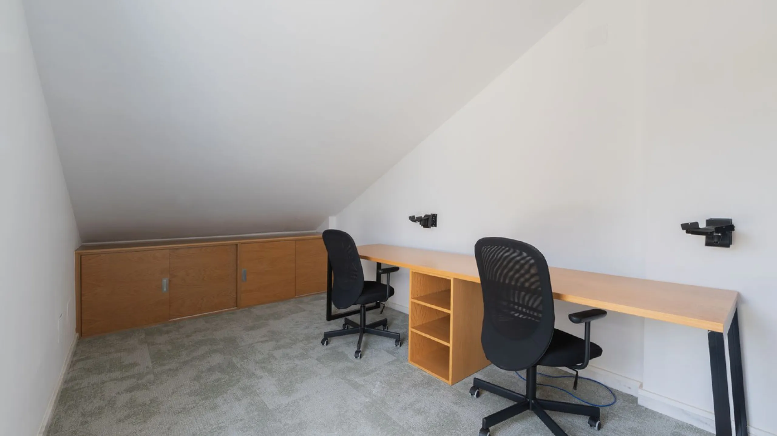 Discover this modern and bright house in excellent condition, practically new, designed to maximize comfort and natural light. Its large windows fill every room with brightness, while the terraces and the heated private pool offer the perfect place to rel