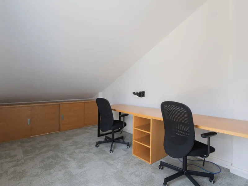 Discover this modern and bright house in excellent condition, practically new, designed to maximize comfort and natural light. Its large windows fill every room with brightness, while the terraces and the heated private pool offer the perfect place to rel