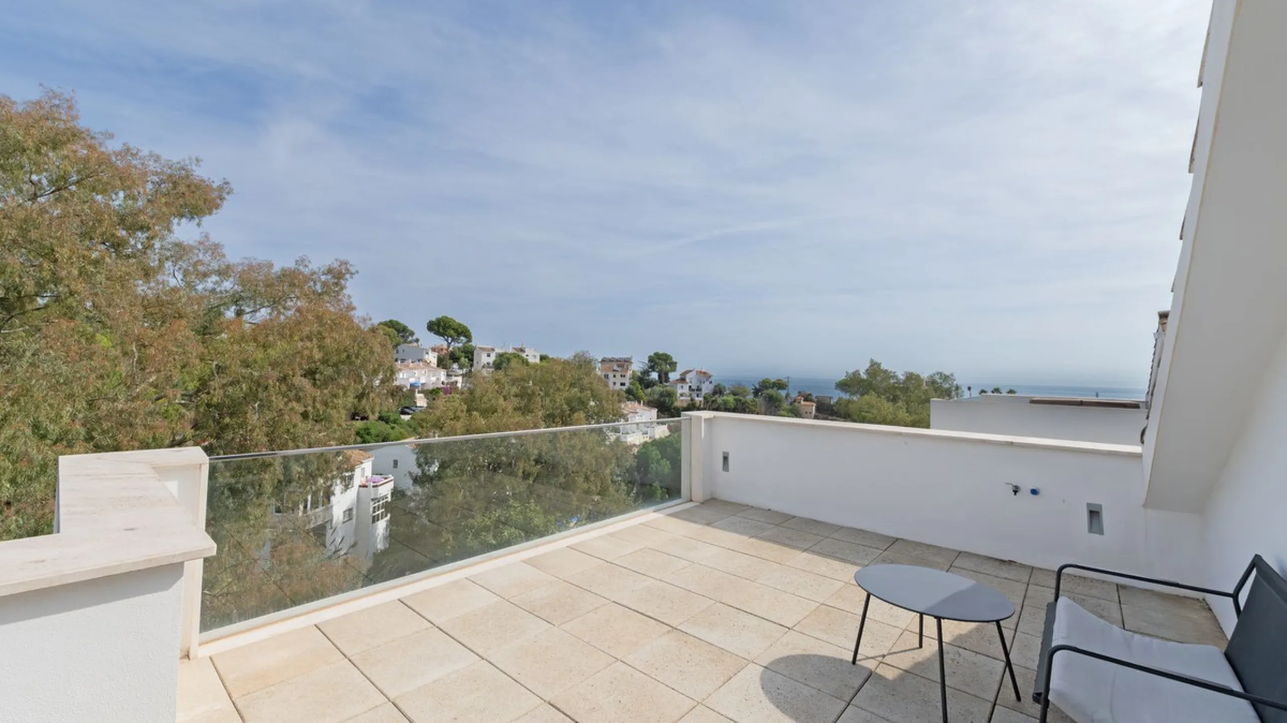 Discover this modern and bright house in excellent condition, practically new, designed to maximize comfort and natural light. Its large windows fill every room with brightness, while the terraces and the heated private pool offer the perfect place to rel