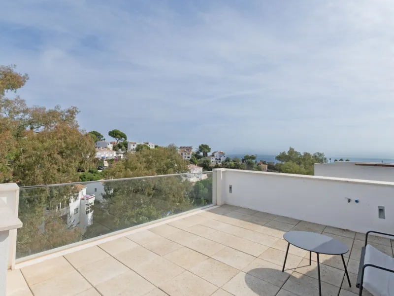 Discover this modern and bright house in excellent condition, practically new, designed to maximize comfort and natural light. Its large windows fill every room with brightness, while the terraces and the heated private pool offer the perfect place to rel
