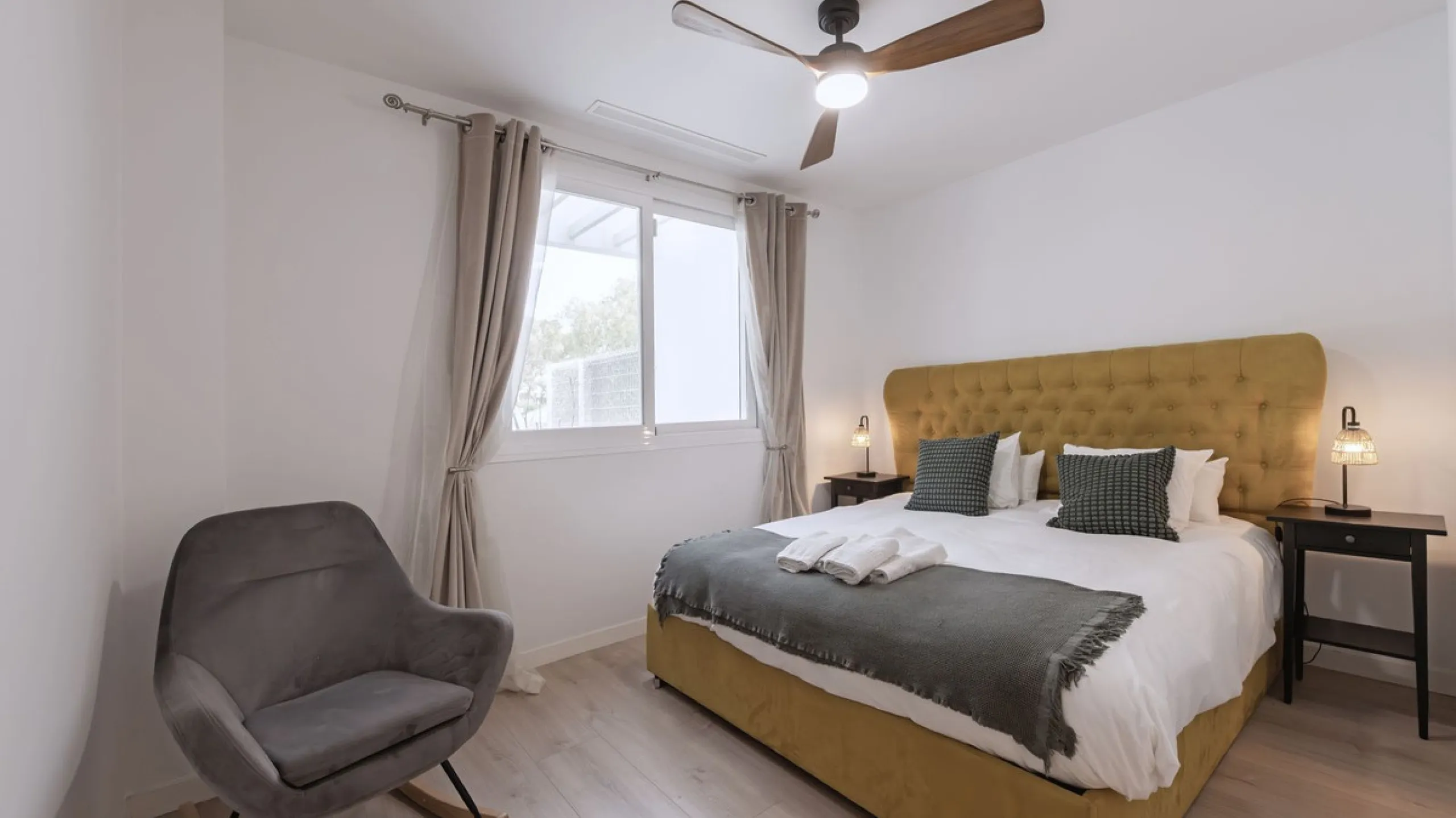 Discover this modern and bright house in excellent condition, practically new, designed to maximize comfort and natural light. Its large windows fill every room with brightness, while the terraces and the heated private pool offer the perfect place to rel