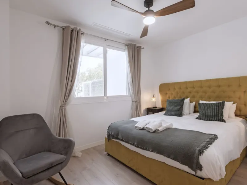 Discover this modern and bright house in excellent condition, practically new, designed to maximize comfort and natural light. Its large windows fill every room with brightness, while the terraces and the heated private pool offer the perfect place to rel