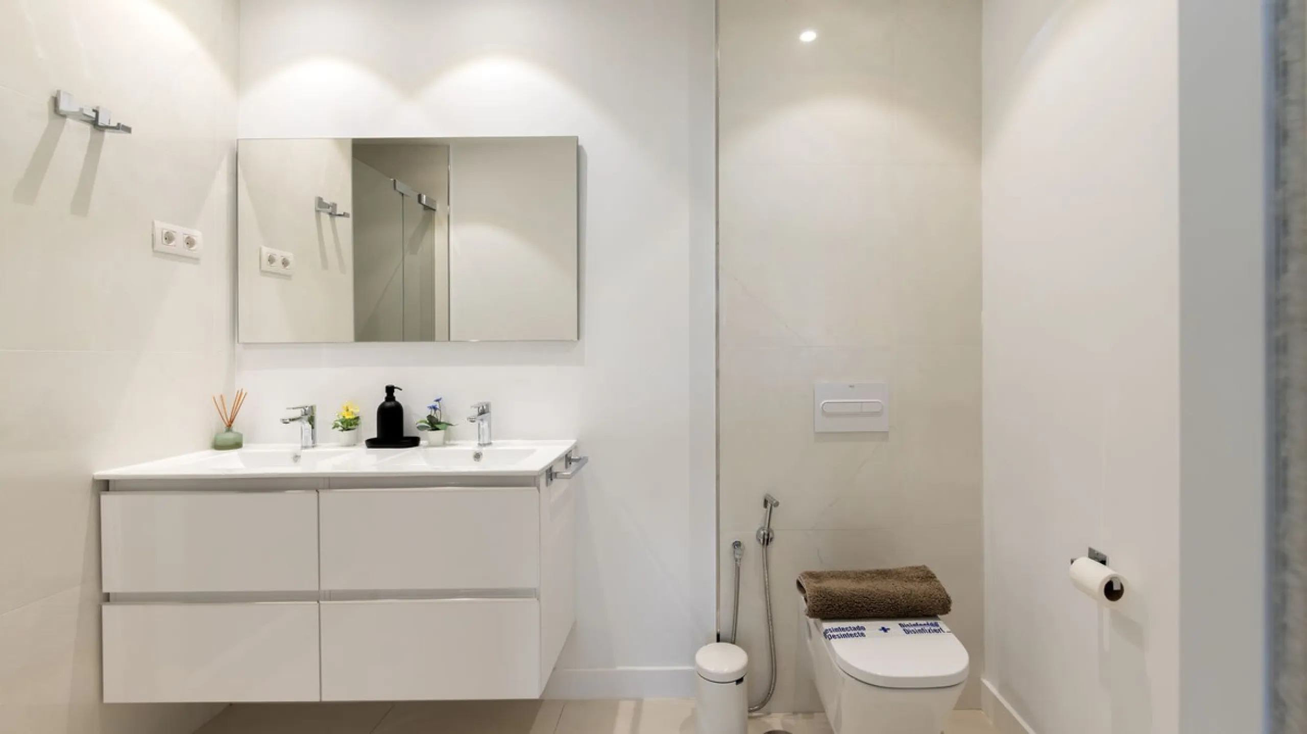 Discover this modern and bright house in excellent condition, practically new, designed to maximize comfort and natural light. Its large windows fill every room with brightness, while the terraces and the heated private pool offer the perfect place to rel