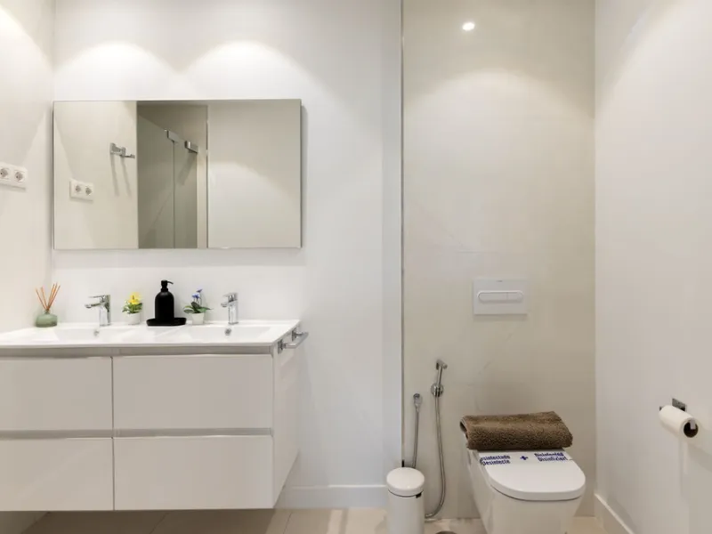 Discover this modern and bright house in excellent condition, practically new, designed to maximize comfort and natural light. Its large windows fill every room with brightness, while the terraces and the heated private pool offer the perfect place to rel