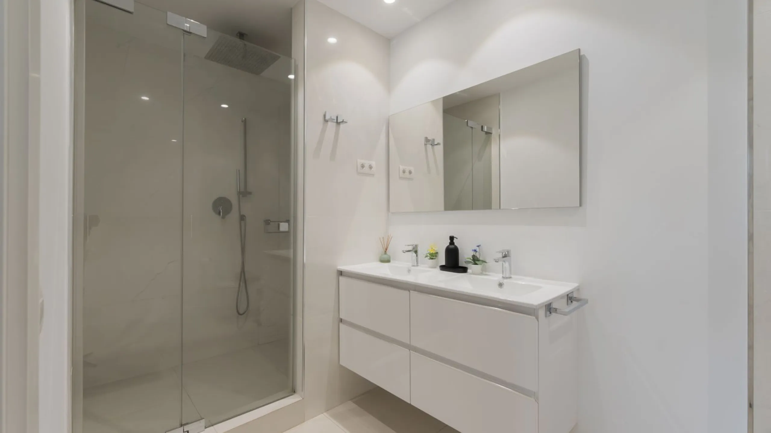 Discover this modern and bright house in excellent condition, practically new, designed to maximize comfort and natural light. Its large windows fill every room with brightness, while the terraces and the heated private pool offer the perfect place to rel
