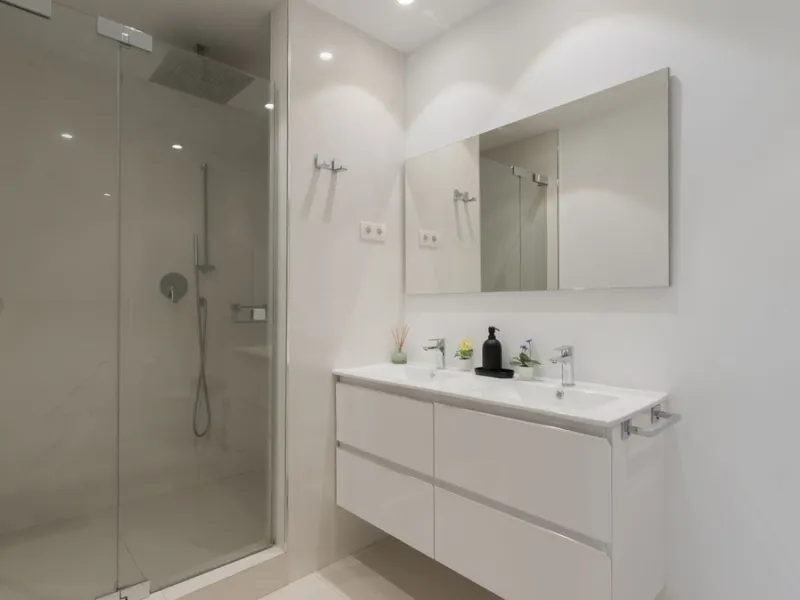 Discover this modern and bright house in excellent condition, practically new, designed to maximize comfort and natural light. Its large windows fill every room with brightness, while the terraces and the heated private pool offer the perfect place to rel