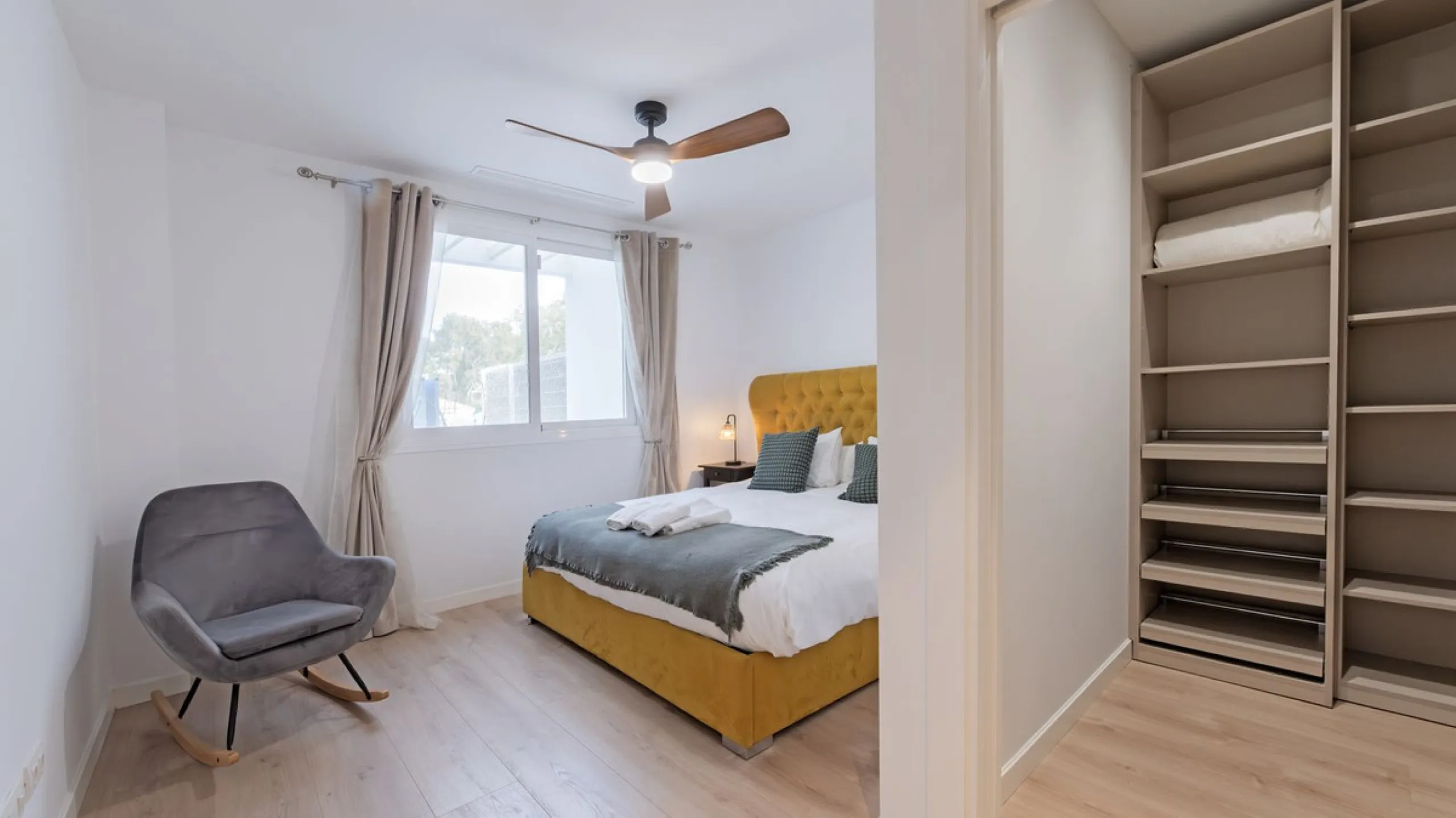 Discover this modern and bright house in excellent condition, practically new, designed to maximize comfort and natural light. Its large windows fill every room with brightness, while the terraces and the heated private pool offer the perfect place to rel