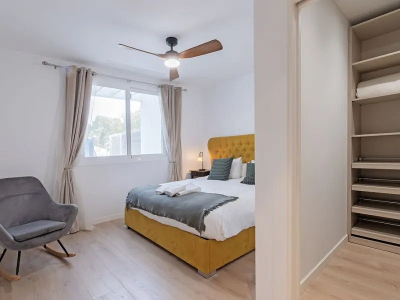 Discover this modern and bright house in excellent condition, practically new, designed to maximize comfort and natural light. Its large windows fill every room with brightness, while the terraces and the heated private pool offer the perfect place to rel
