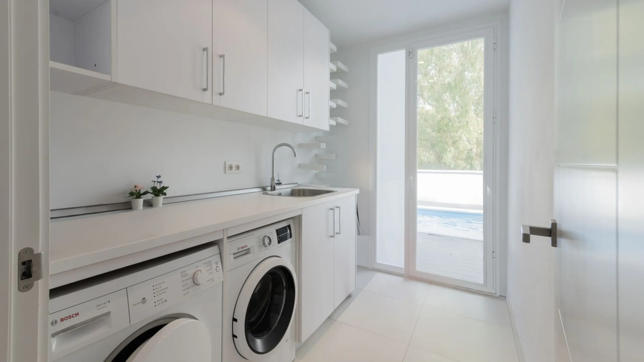 Discover this modern and bright house in excellent condition, practically new, designed to maximize comfort and natural light. Its large windows fill every room with brightness, while the terraces and the heated private pool offer the perfect place to rel