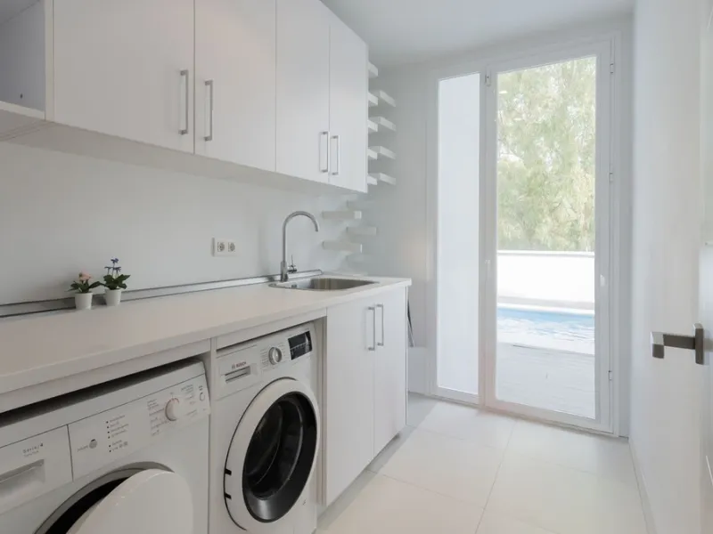 Discover this modern and bright house in excellent condition, practically new, designed to maximize comfort and natural light. Its large windows fill every room with brightness, while the terraces and the heated private pool offer the perfect place to rel