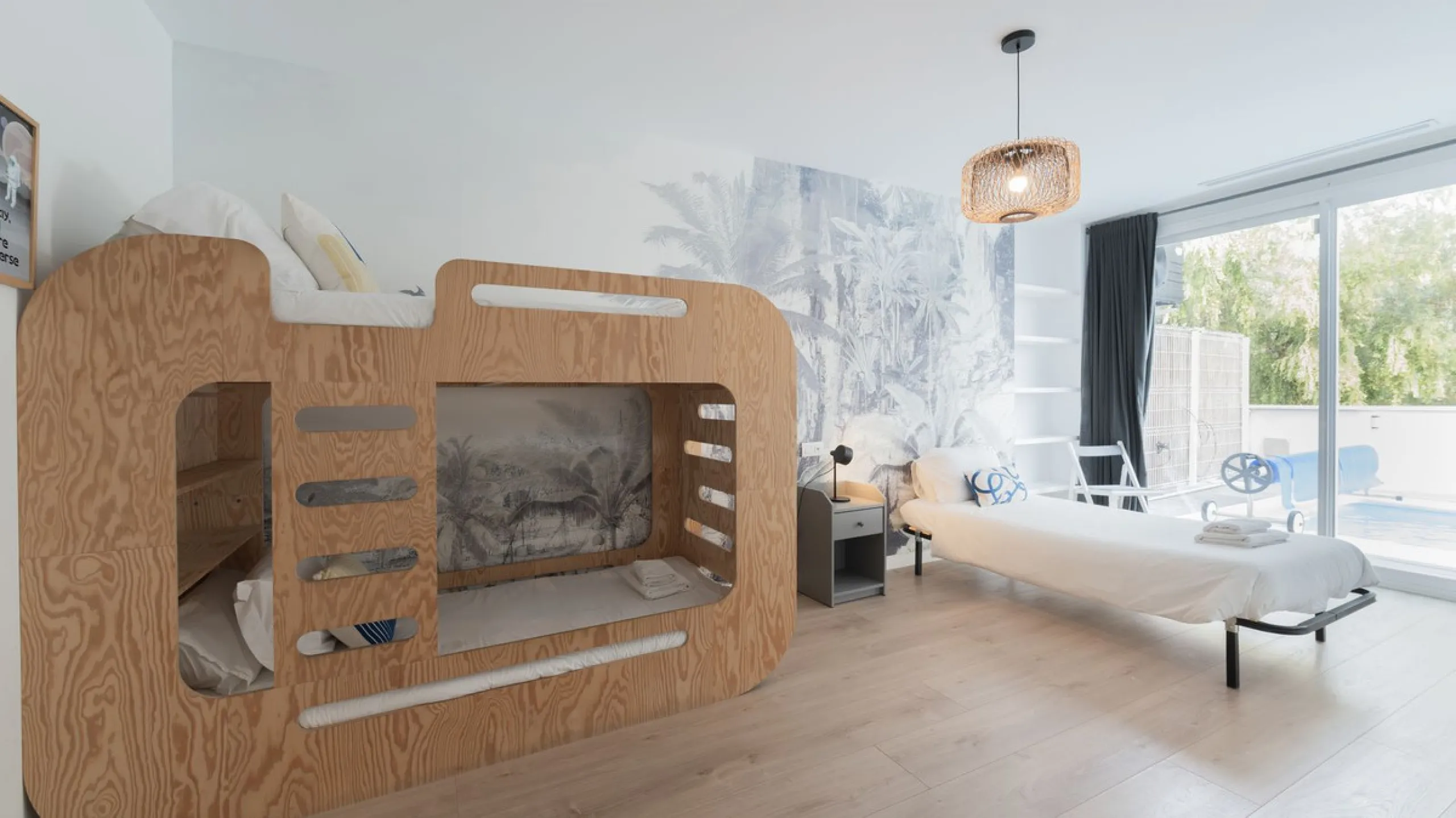 Discover this modern and bright house in excellent condition, practically new, designed to maximize comfort and natural light. Its large windows fill every room with brightness, while the terraces and the heated private pool offer the perfect place to rel