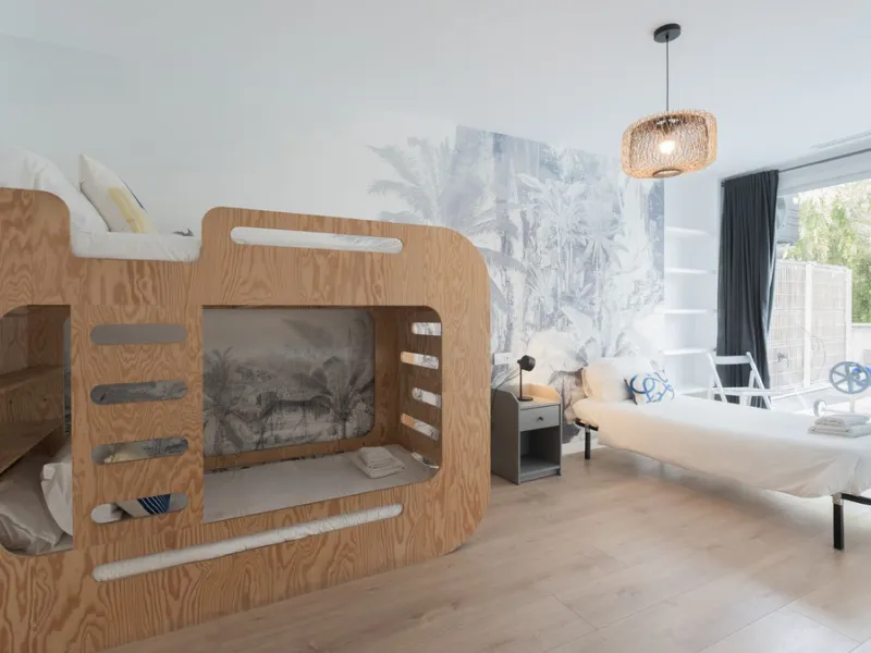 Discover this modern and bright house in excellent condition, practically new, designed to maximize comfort and natural light. Its large windows fill every room with brightness, while the terraces and the heated private pool offer the perfect place to rel