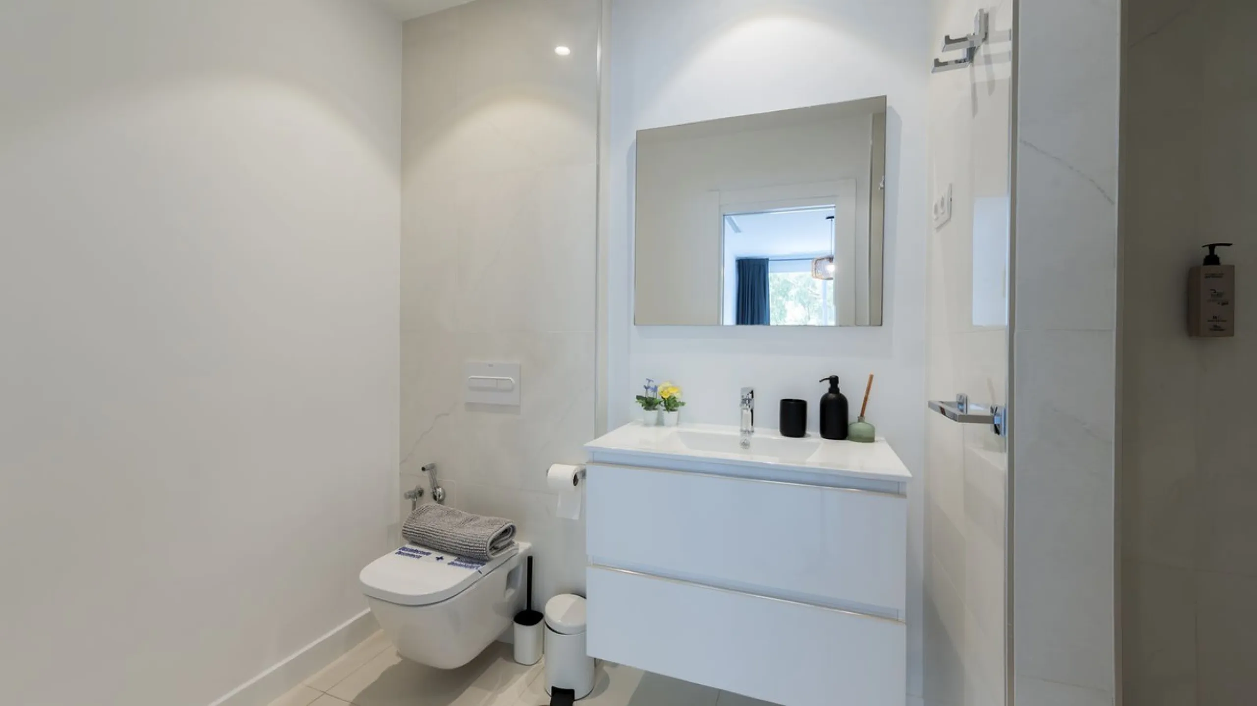 Discover this modern and bright house in excellent condition, practically new, designed to maximize comfort and natural light. Its large windows fill every room with brightness, while the terraces and the heated private pool offer the perfect place to rel