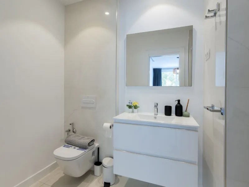 Discover this modern and bright house in excellent condition, practically new, designed to maximize comfort and natural light. Its large windows fill every room with brightness, while the terraces and the heated private pool offer the perfect place to rel