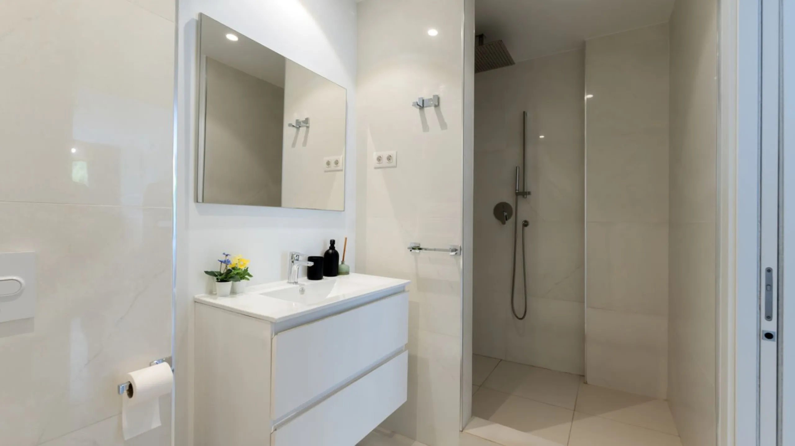 Discover this modern and bright house in excellent condition, practically new, designed to maximize comfort and natural light. Its large windows fill every room with brightness, while the terraces and the heated private pool offer the perfect place to rel