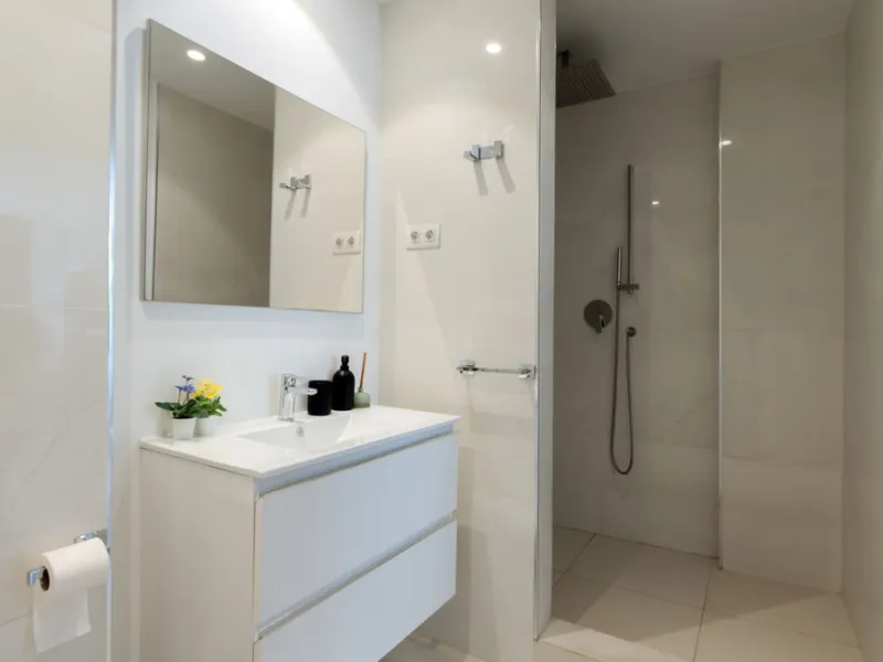 Discover this modern and bright house in excellent condition, practically new, designed to maximize comfort and natural light. Its large windows fill every room with brightness, while the terraces and the heated private pool offer the perfect place to rel
