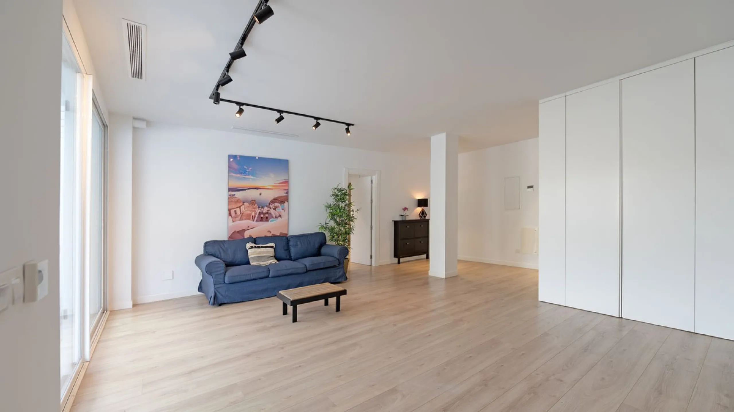 Discover this modern and bright house in excellent condition, practically new, designed to maximize comfort and natural light. Its large windows fill every room with brightness, while the terraces and the heated private pool offer the perfect place to rel