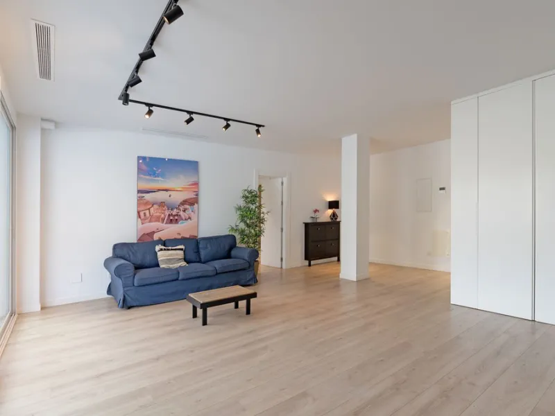 Discover this modern and bright house in excellent condition, practically new, designed to maximize comfort and natural light. Its large windows fill every room with brightness, while the terraces and the heated private pool offer the perfect place to rel