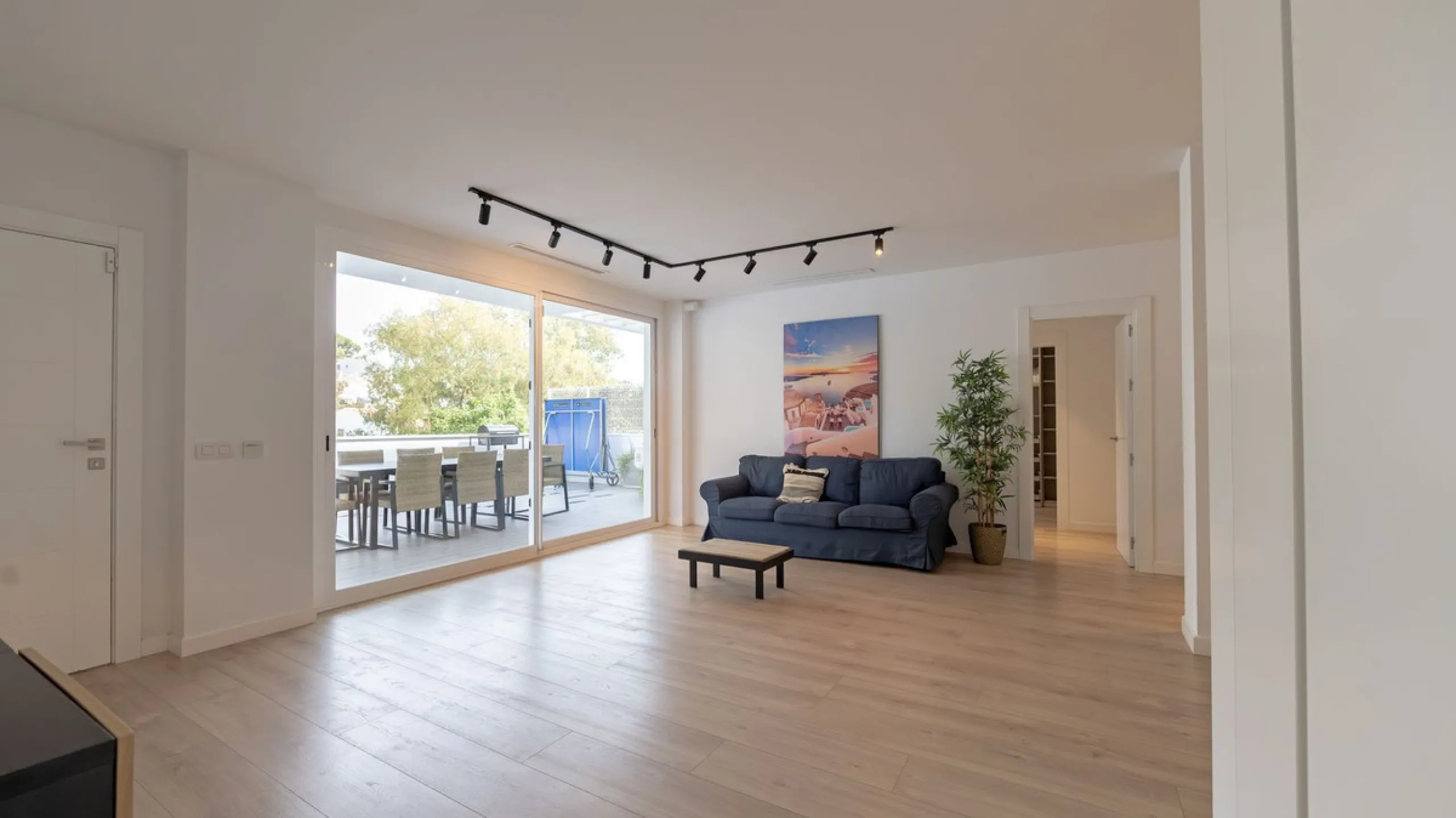 Discover this modern and bright house in excellent condition, practically new, designed to maximize comfort and natural light. Its large windows fill every room with brightness, while the terraces and the heated private pool offer the perfect place to rel