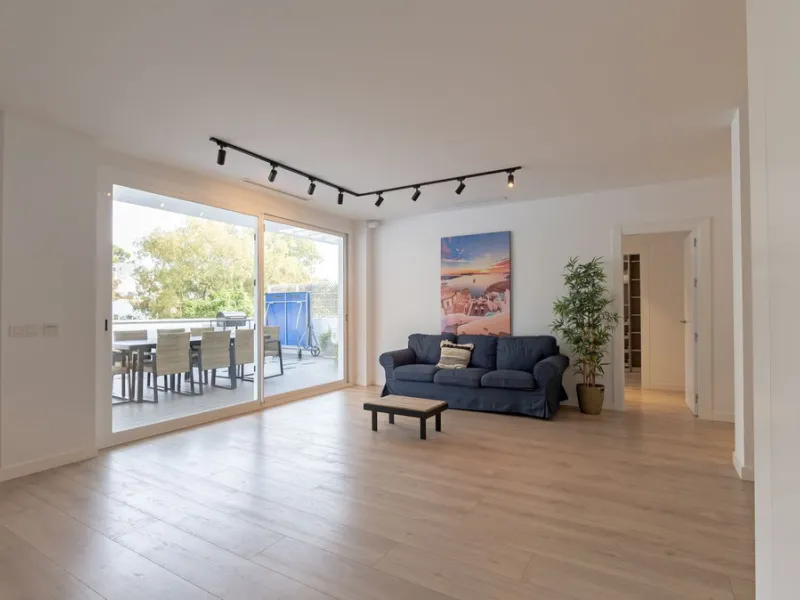 Discover this modern and bright house in excellent condition, practically new, designed to maximize comfort and natural light. Its large windows fill every room with brightness, while the terraces and the heated private pool offer the perfect place to rel