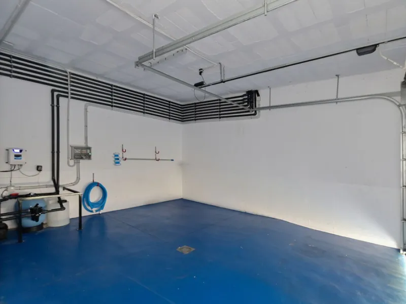 Discover this modern and bright house in excellent condition, practically new, designed to maximize comfort and natural light. Its large windows fill every room with brightness, while the terraces and the heated private pool offer the perfect place to rel
