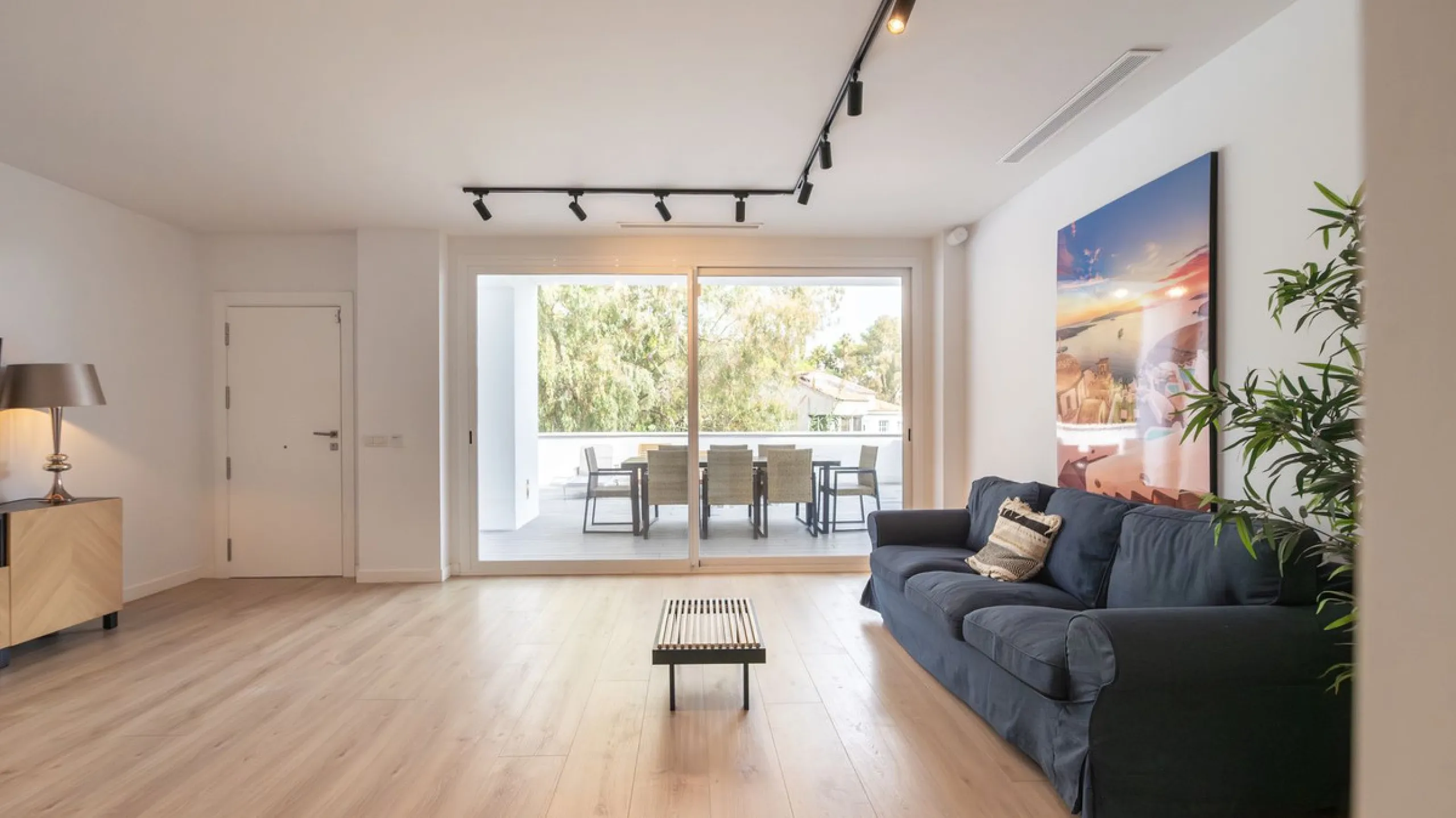 Discover this modern and bright house in excellent condition, practically new, designed to maximize comfort and natural light. Its large windows fill every room with brightness, while the terraces and the heated private pool offer the perfect place to rel