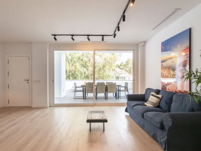 Discover this modern and bright house in excellent condition, practically new, designed to maximize comfort and natural light. Its large windows fill every room with brightness, while the terraces and the heated private pool offer the perfect place to rel