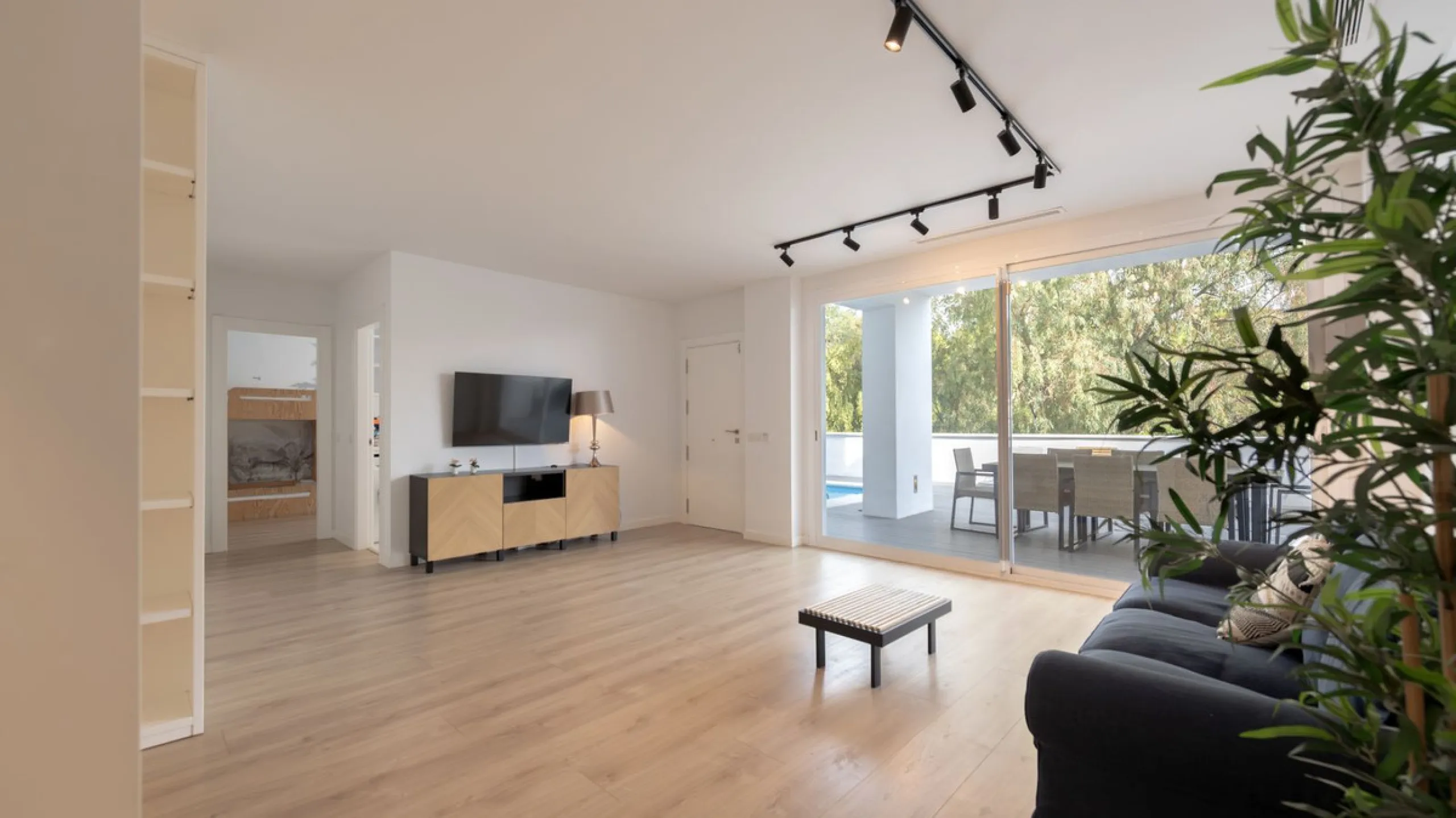 Discover this modern and bright house in excellent condition, practically new, designed to maximize comfort and natural light. Its large windows fill every room with brightness, while the terraces and the heated private pool offer the perfect place to rel