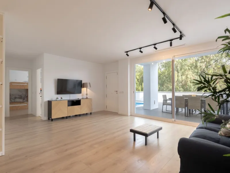 Discover this modern and bright house in excellent condition, practically new, designed to maximize comfort and natural light. Its large windows fill every room with brightness, while the terraces and the heated private pool offer the perfect place to rel