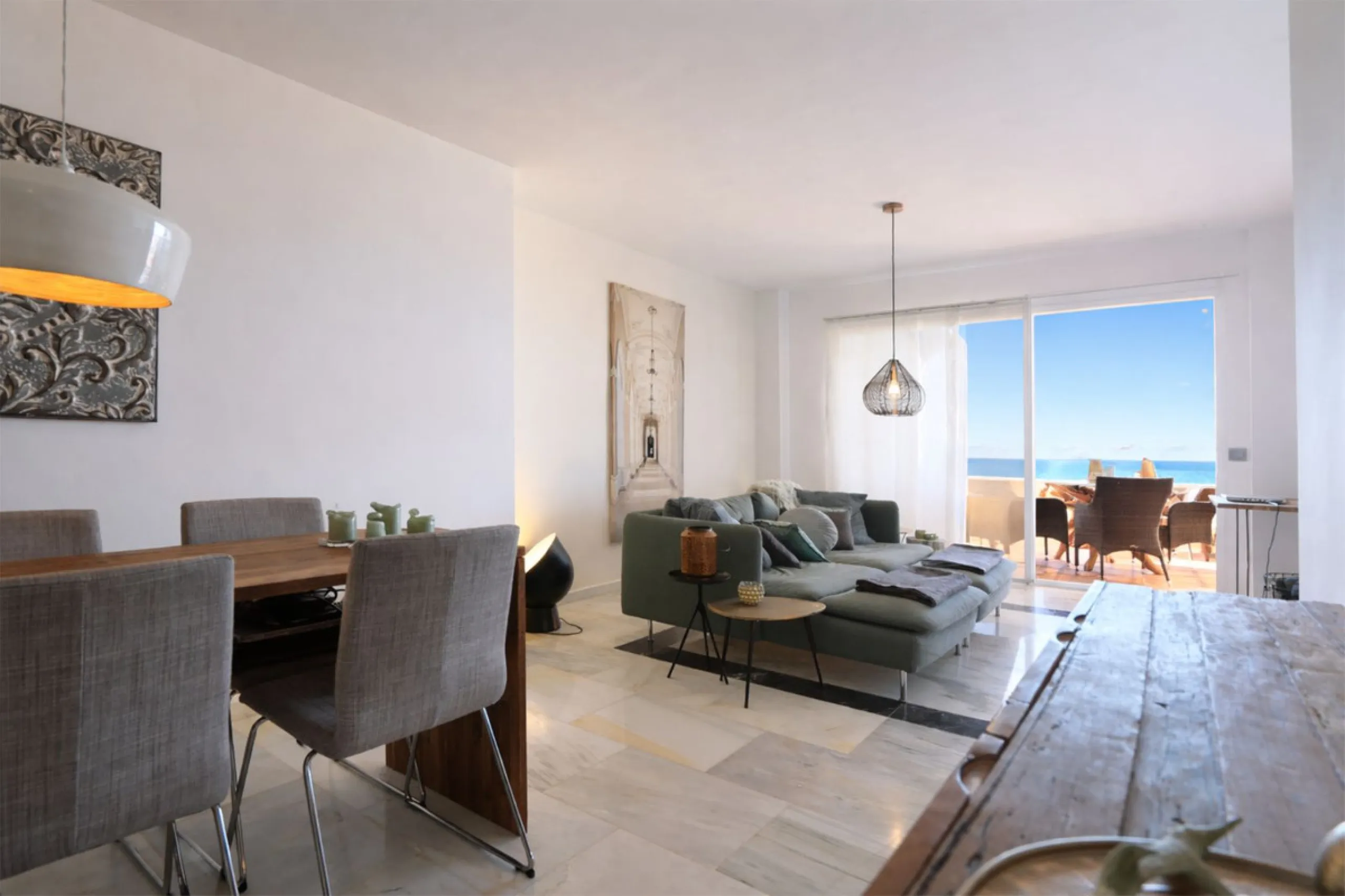 Diese attraktive Wohnung wurde von den jetzigen Eigentümern in neuwertigem Zustand renoviert mit neuen Türen, Badezimmern und einer modernen Küche. Sie befindet sich in einem der besten Südlagen des Komplexes. Ein Besichtigungstermin ist unbedingt erforderlich im oberen Teil
