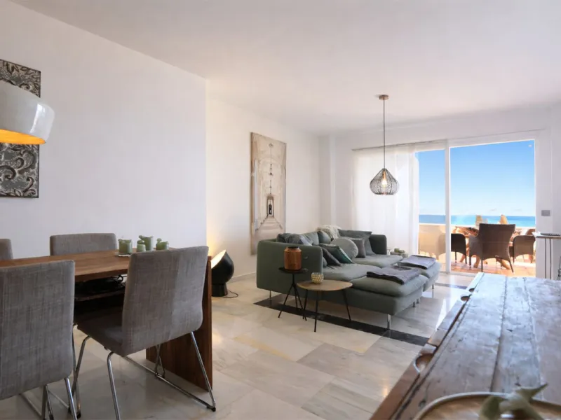 Diese attraktive Wohnung wurde von den jetzigen Eigentümern in neuwertigem Zustand renoviert mit neuen Türen, Badezimmern und einer modernen Küche. Sie befindet sich in einem der besten Südlagen des Komplexes. Ein Besichtigungstermin ist unbedingt erforderlich im oberen Teil