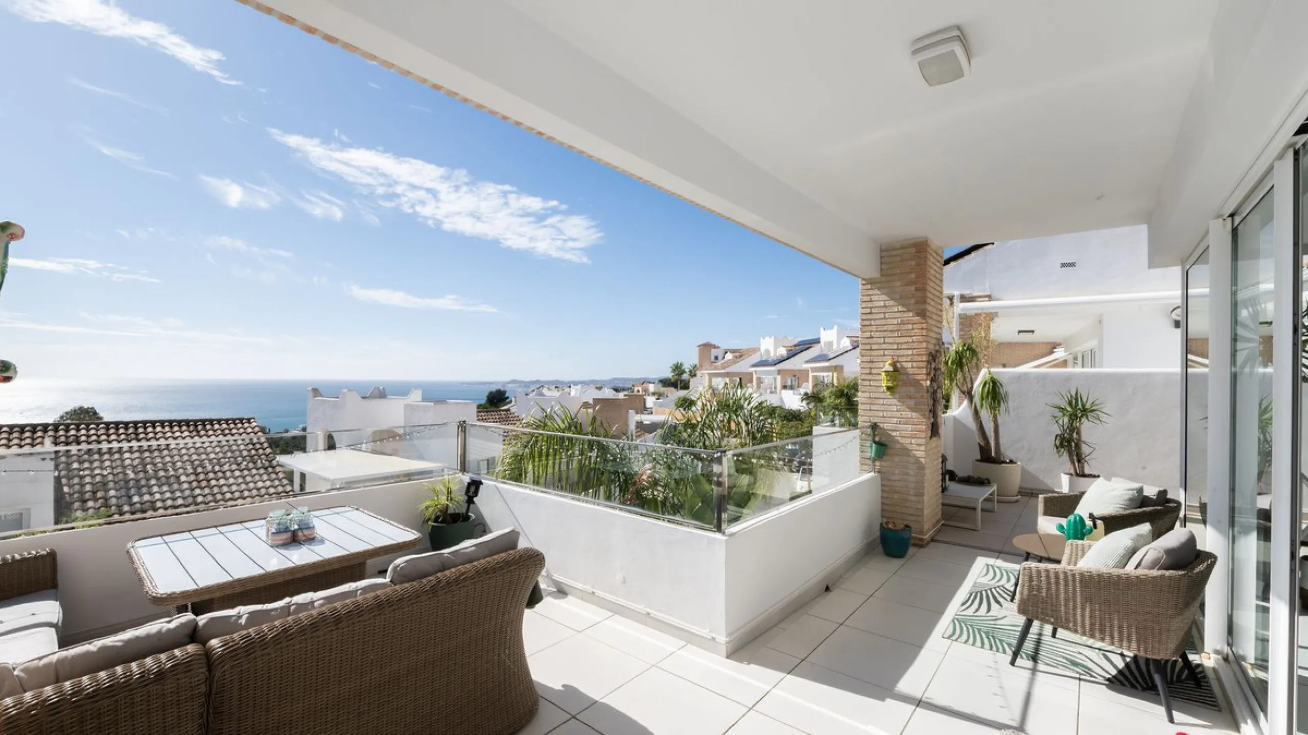 Modern villa with spectacular panoramic views of the Mediterranean, located in one of the most exclusive areas of Benalmádena, next to the Casablanca natural park. In a peaceful setting close to the village, this south-facing, bright property offers spaci