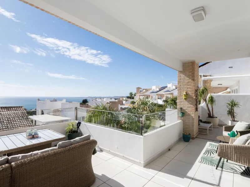 Modern villa with spectacular panoramic views of the Mediterranean, located in one of the most exclusive areas of Benalmádena, next to the Casablanca natural park. In a peaceful setting close to the village, this south-facing, bright property offers spaci