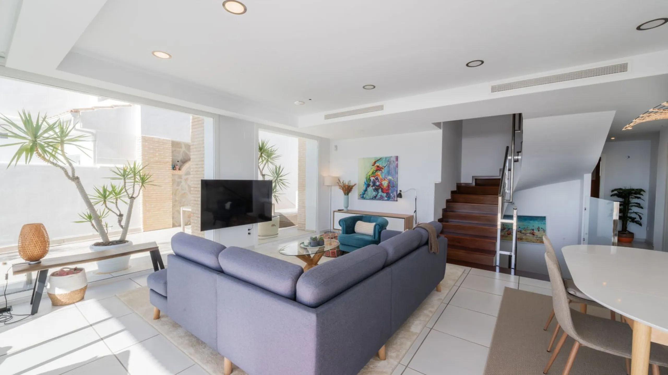 Modern villa with spectacular panoramic views of the Mediterranean, located in one of the most exclusive areas of Benalmádena, next to the Casablanca natural park. In a peaceful setting close to the village, this south-facing, bright property offers spaci