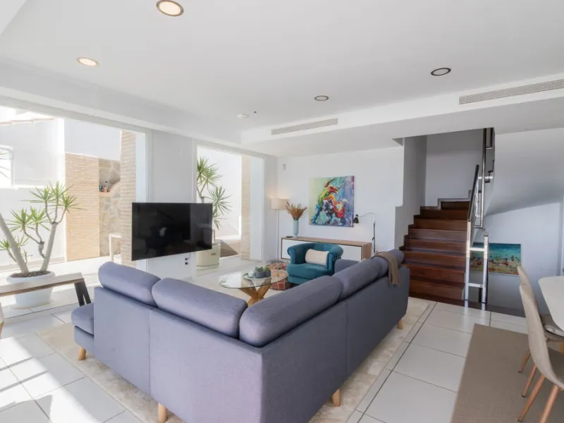 Modern villa with spectacular panoramic views of the Mediterranean, located in one of the most exclusive areas of Benalmádena, next to the Casablanca natural park. In a peaceful setting close to the village, this south-facing, bright property offers spaci
