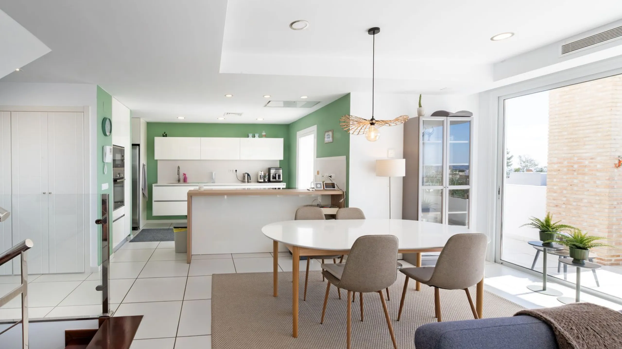 Modern villa with spectacular panoramic views of the Mediterranean, located in one of the most exclusive areas of Benalmádena, next to the Casablanca natural park. In a peaceful setting close to the village, this south-facing, bright property offers spaci