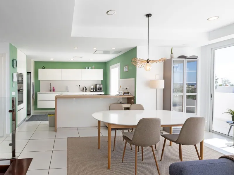 Modern villa with spectacular panoramic views of the Mediterranean, located in one of the most exclusive areas of Benalmádena, next to the Casablanca natural park. In a peaceful setting close to the village, this south-facing, bright property offers spaci