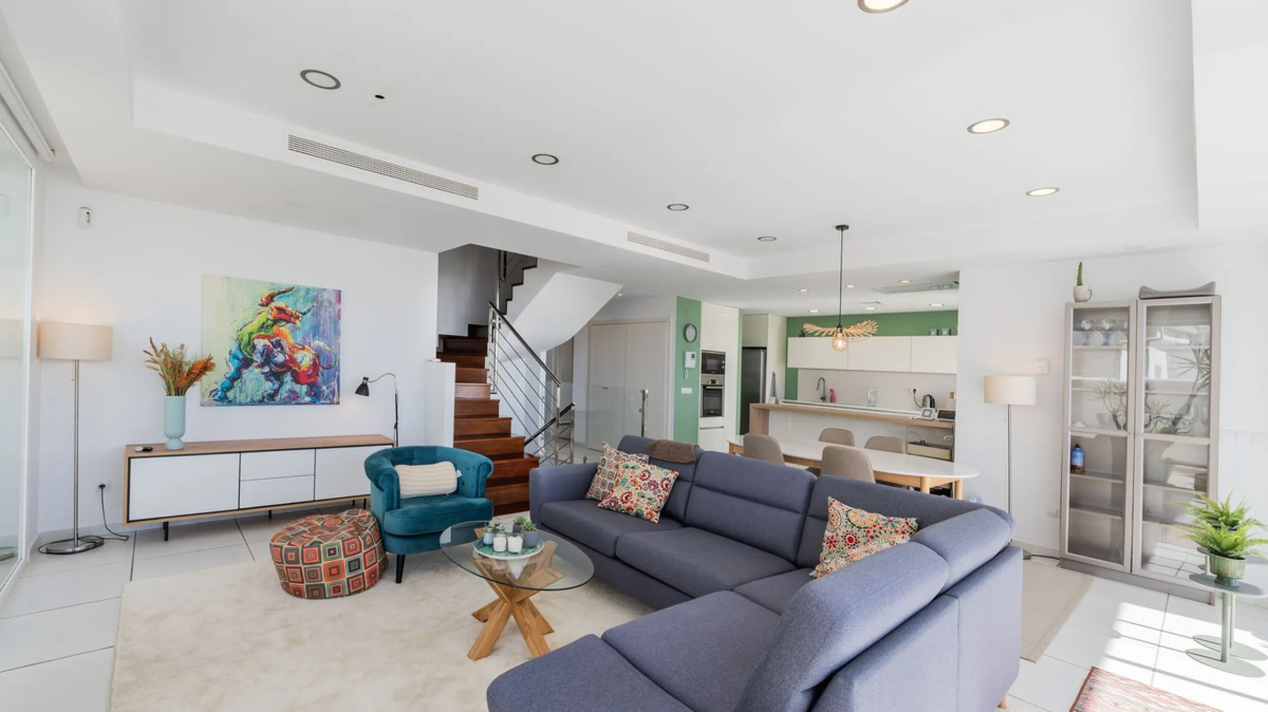 Modern villa with spectacular panoramic views of the Mediterranean, located in one of the most exclusive areas of Benalmádena, next to the Casablanca natural park. In a peaceful setting close to the village, this south-facing, bright property offers spaci