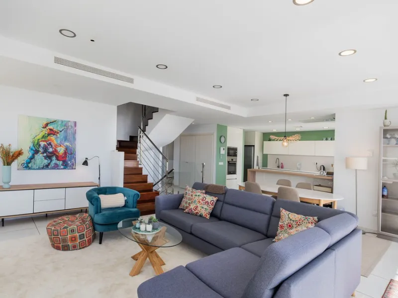 Modern villa with spectacular panoramic views of the Mediterranean, located in one of the most exclusive areas of Benalmádena, next to the Casablanca natural park. In a peaceful setting close to the village, this south-facing, bright property offers spaci