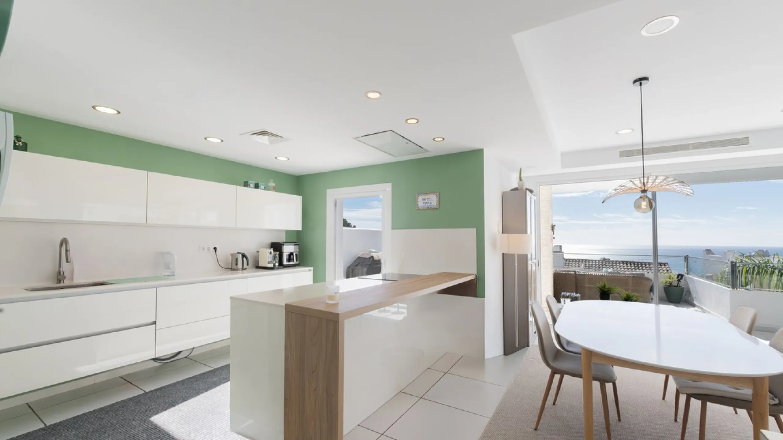 Modern villa with spectacular panoramic views of the Mediterranean, located in one of the most exclusive areas of Benalmádena, next to the Casablanca natural park. In a peaceful setting close to the village, this south-facing, bright property offers spaci