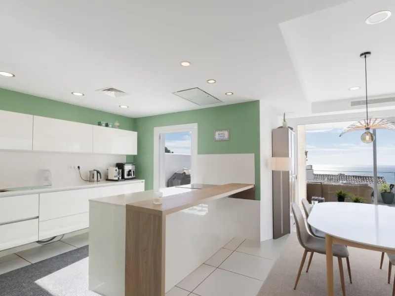 Modern villa with spectacular panoramic views of the Mediterranean, located in one of the most exclusive areas of Benalmádena, next to the Casablanca natural park. In a peaceful setting close to the village, this south-facing, bright property offers spaci