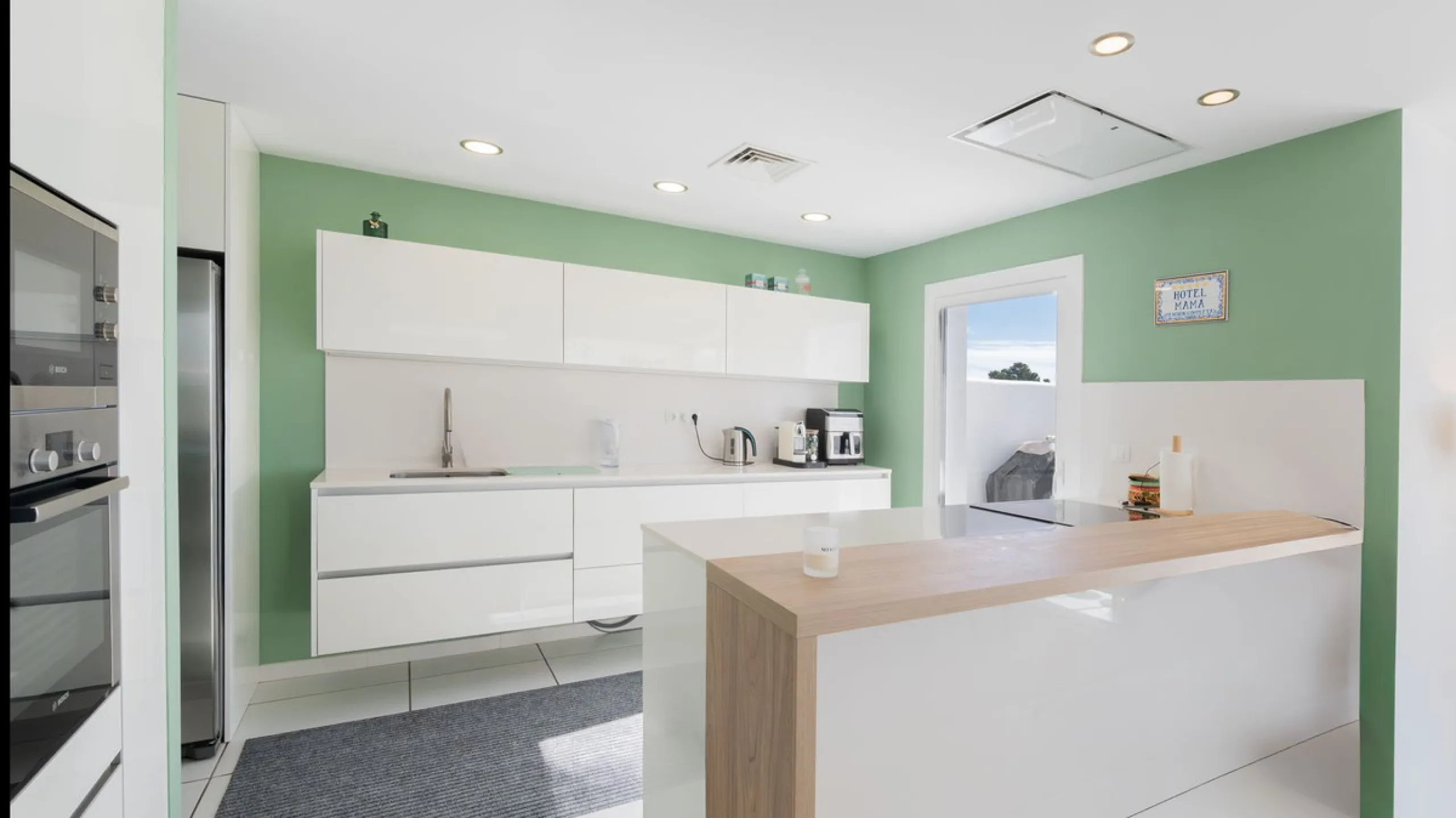Modern villa with spectacular panoramic views of the Mediterranean, located in one of the most exclusive areas of Benalmádena, next to the Casablanca natural park. In a peaceful setting close to the village, this south-facing, bright property offers spaci