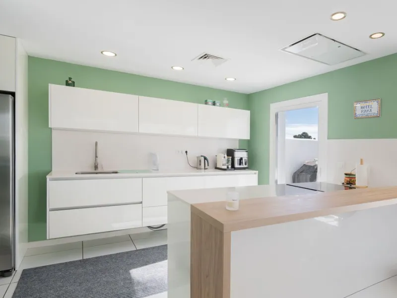 Modern villa with spectacular panoramic views of the Mediterranean, located in one of the most exclusive areas of Benalmádena, next to the Casablanca natural park. In a peaceful setting close to the village, this south-facing, bright property offers spaci