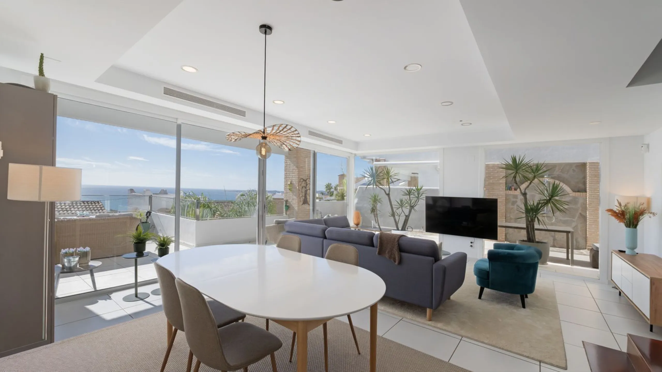 Modern villa with spectacular panoramic views of the Mediterranean, located in one of the most exclusive areas of Benalmádena, next to the Casablanca natural park. In a peaceful setting close to the village, this south-facing, bright property offers spaci