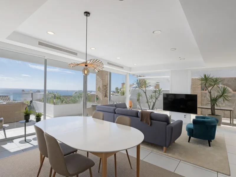 Modern villa with spectacular panoramic views of the Mediterranean, located in one of the most exclusive areas of Benalmádena, next to the Casablanca natural park. In a peaceful setting close to the village, this south-facing, bright property offers spaci