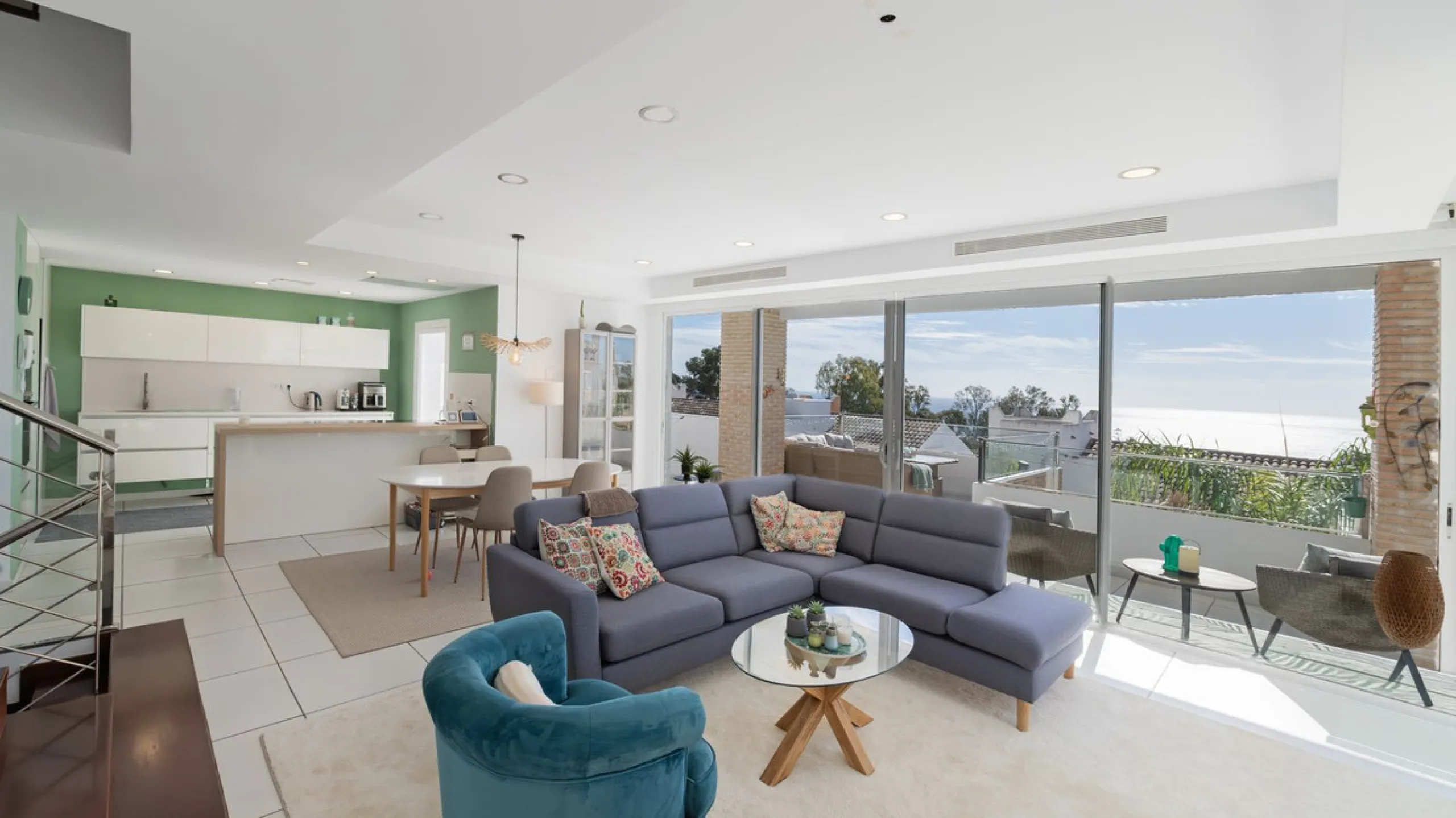 Modern villa with spectacular panoramic views of the Mediterranean, located in one of the most exclusive areas of Benalmádena, next to the Casablanca natural park. In a peaceful setting close to the village, this south-facing, bright property offers spaci